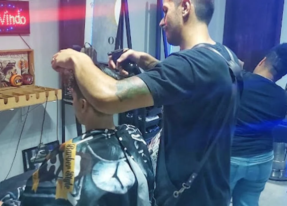 Marinho atendendo um cliente no Marinho Barbearia