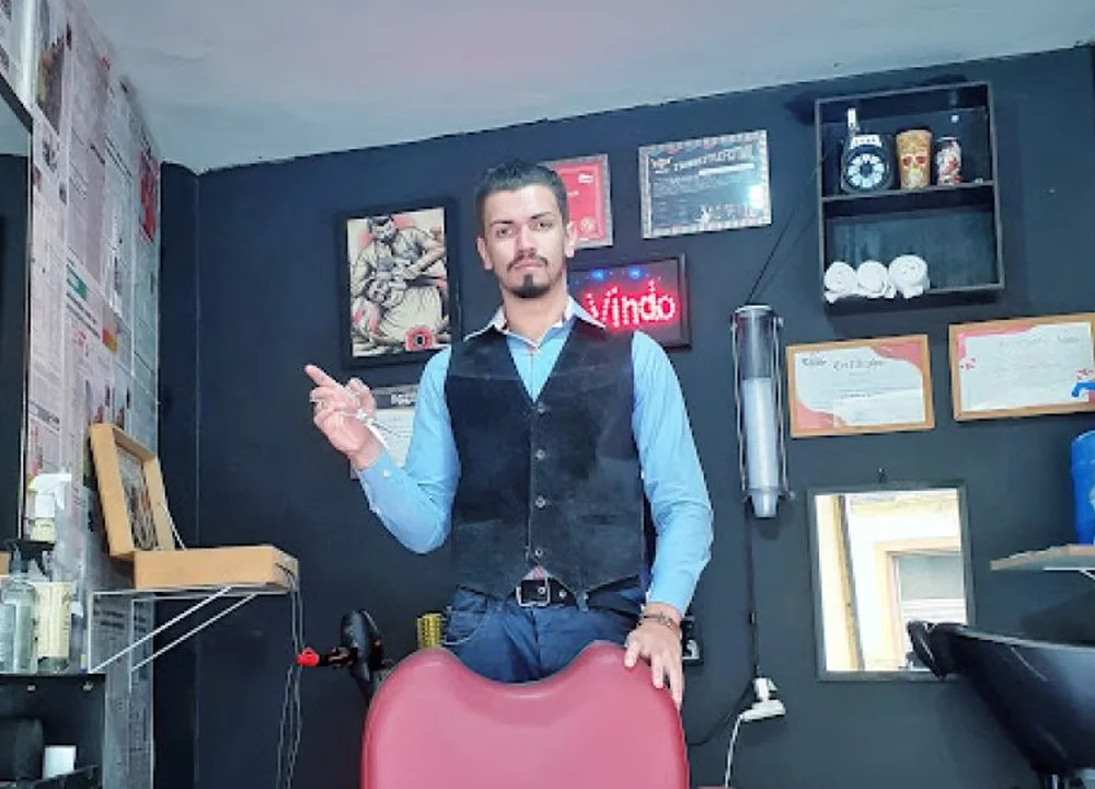 Marinho durante sua trajetória profissional no Marinho Barbearia